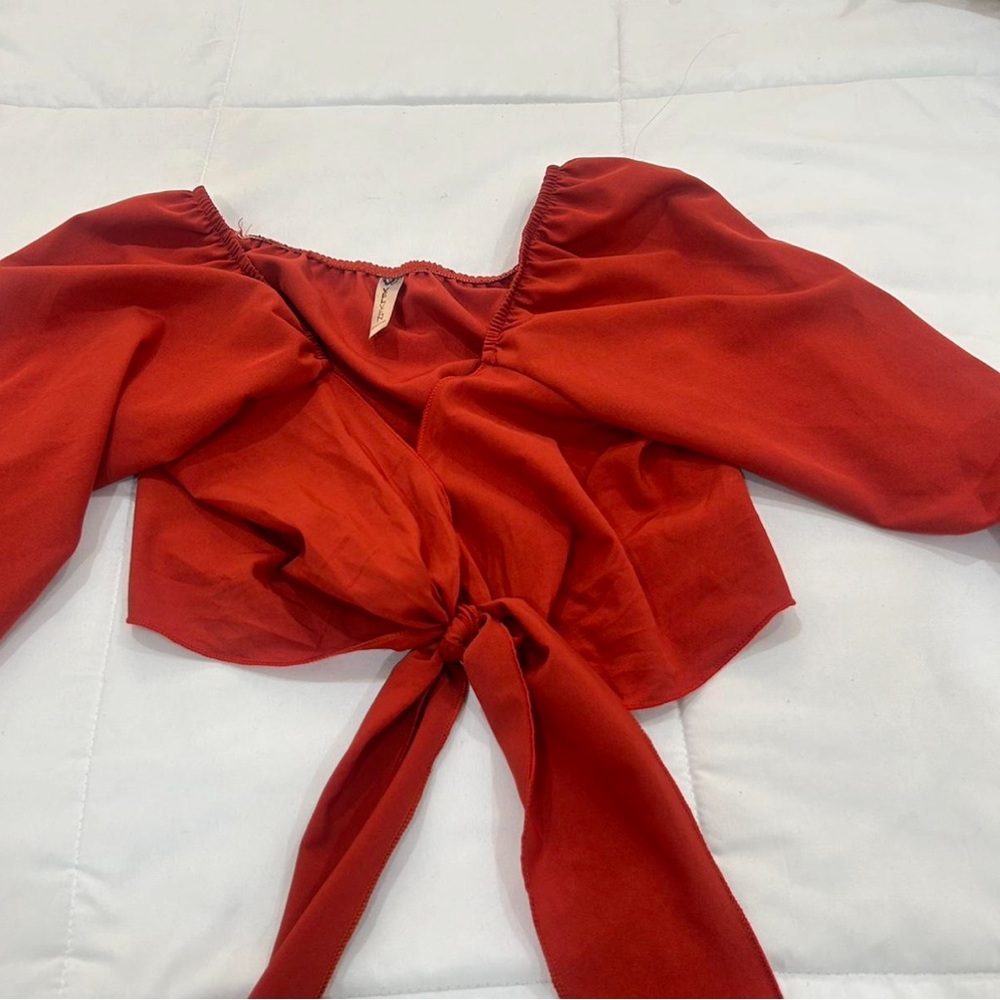 Long sleeve cropped shirt ties in the front